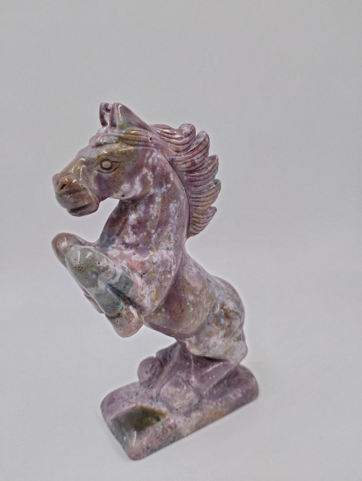 Лошадь из яшмы