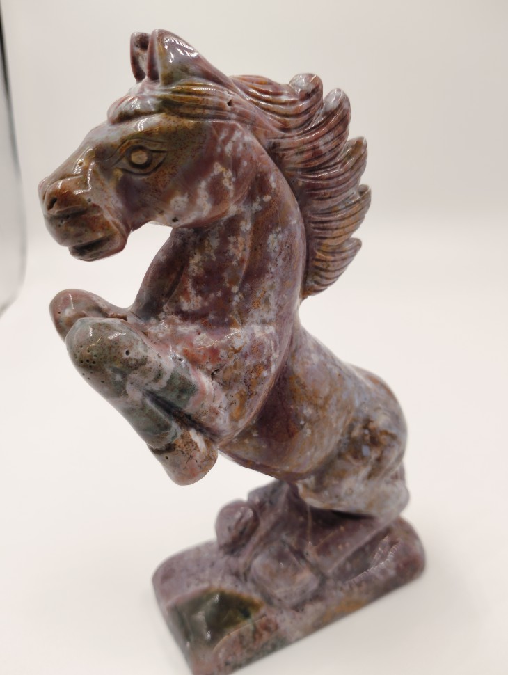 Лошадь из яшмы