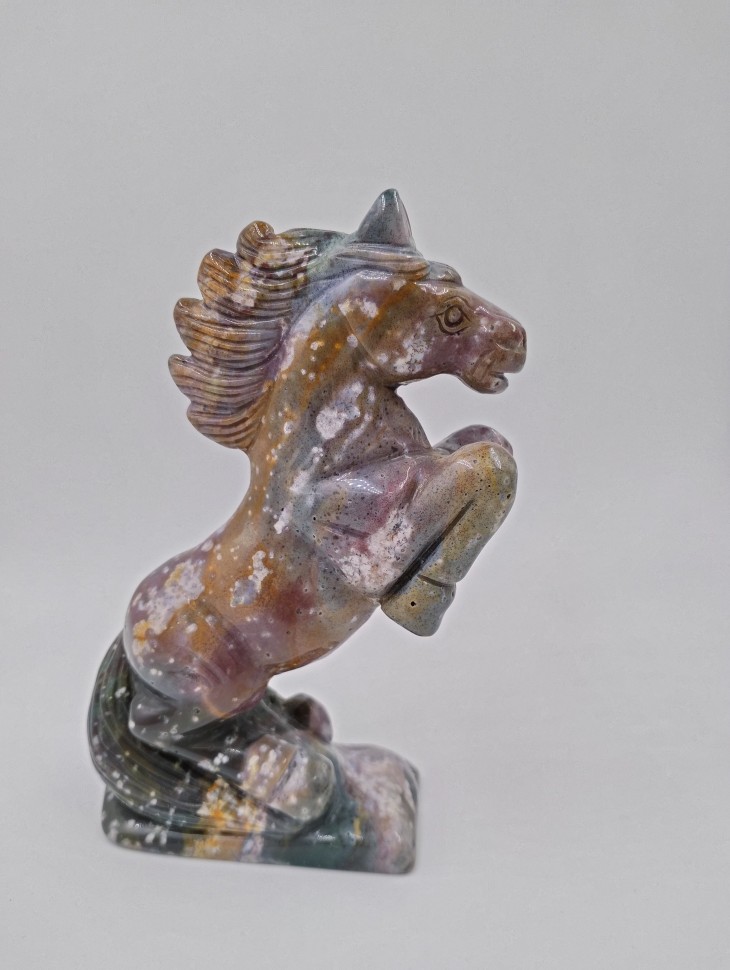 Лошадь из яшмы