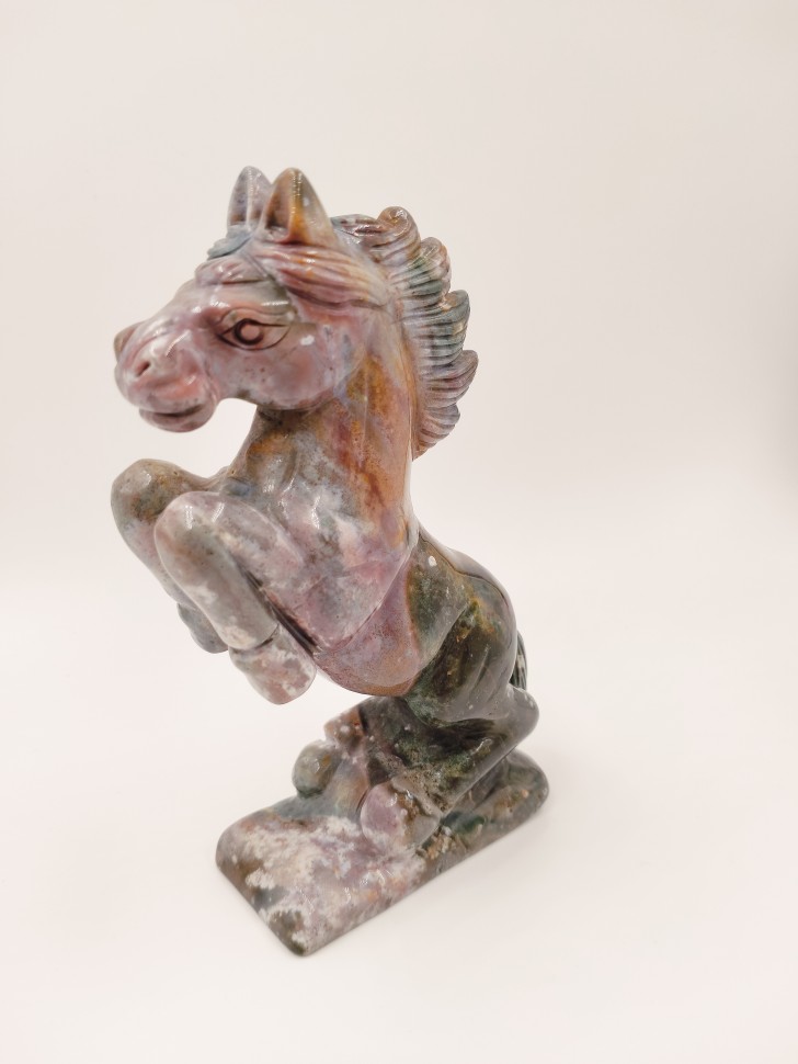 Лошадь из яшмы
