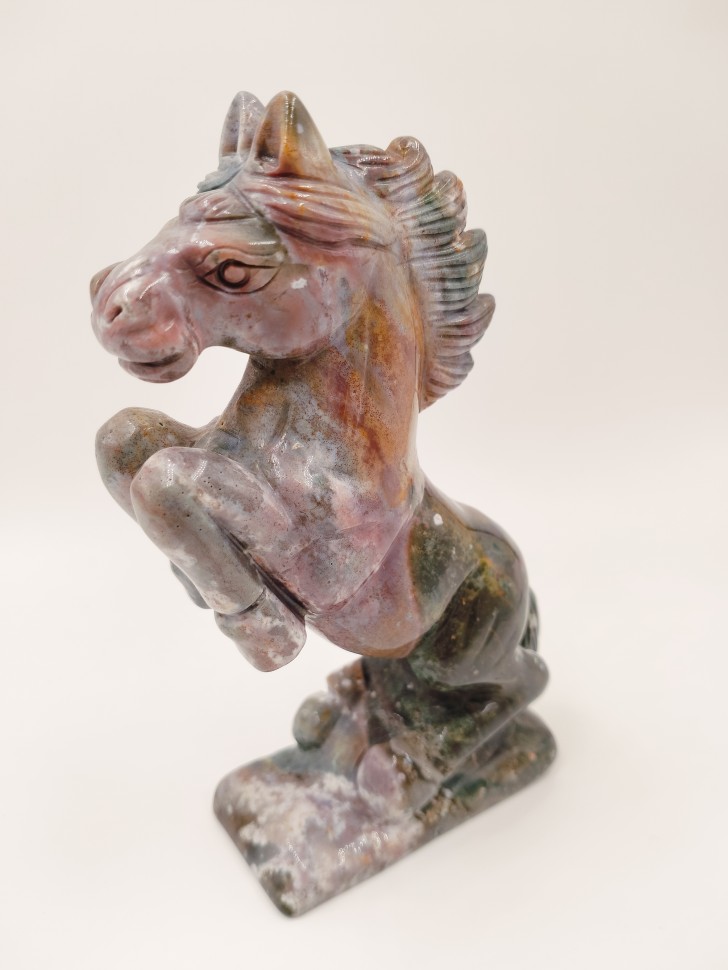 Лошадь из яшмы