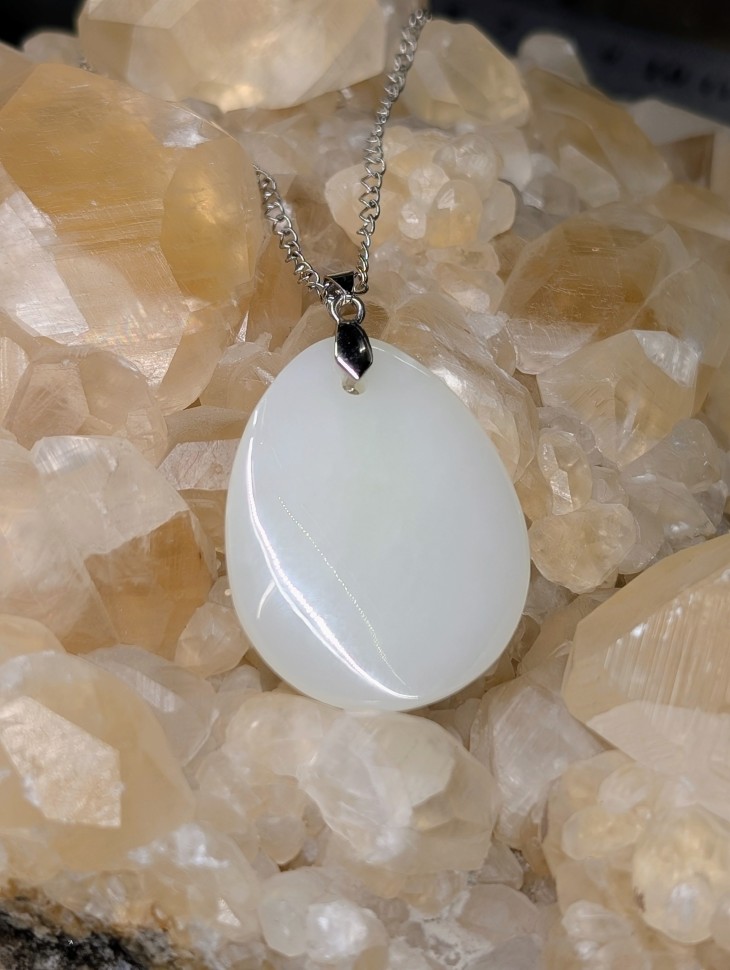 Нефрит белый