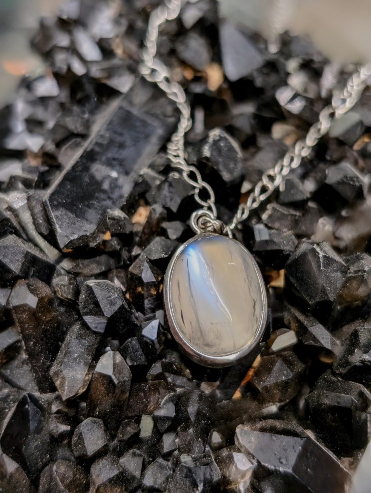 Лунный камень