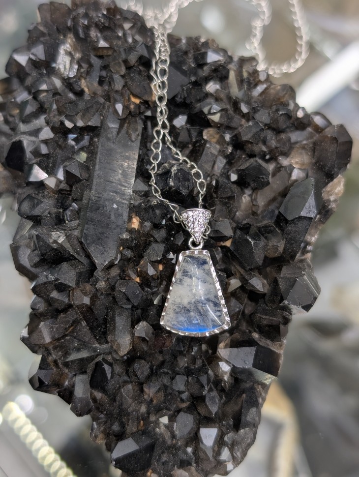 Лунный камень