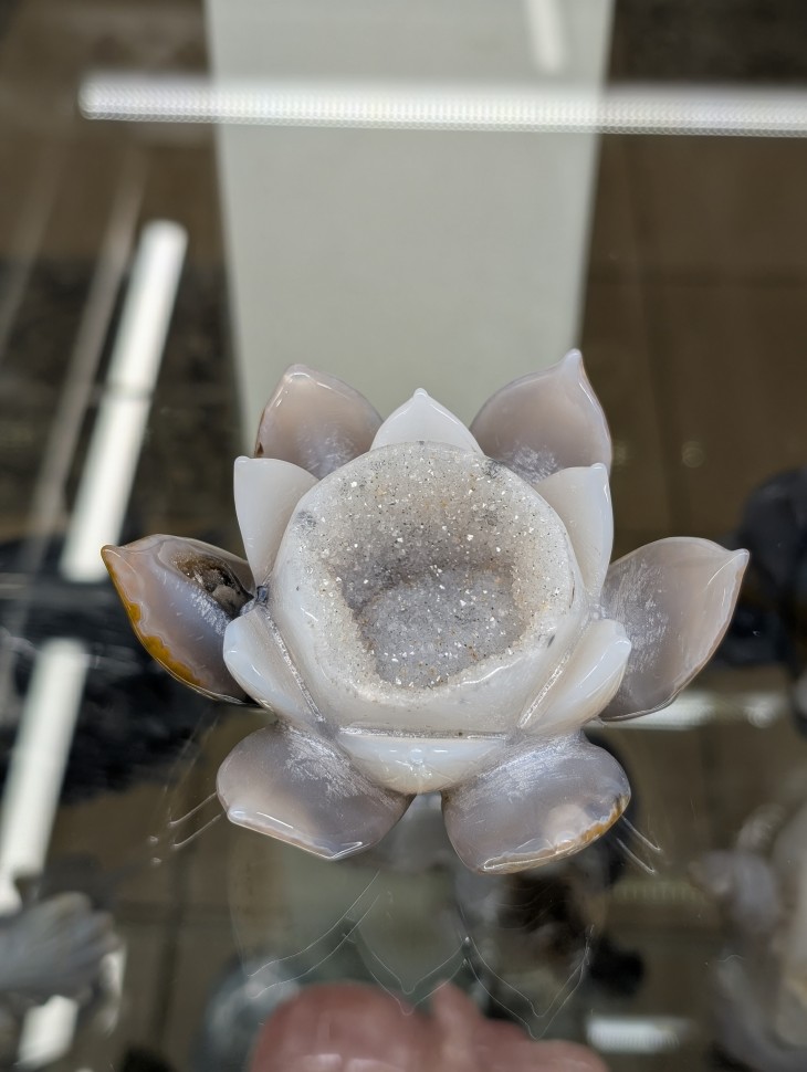 Лотос - агат с друзой кварца