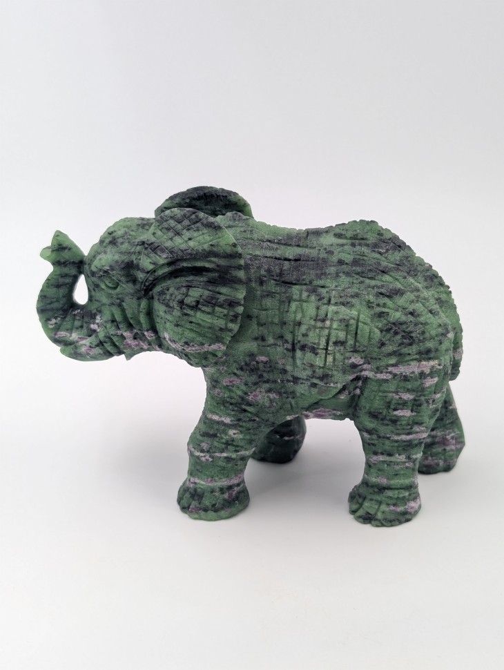 Слон - цоизит с корундом