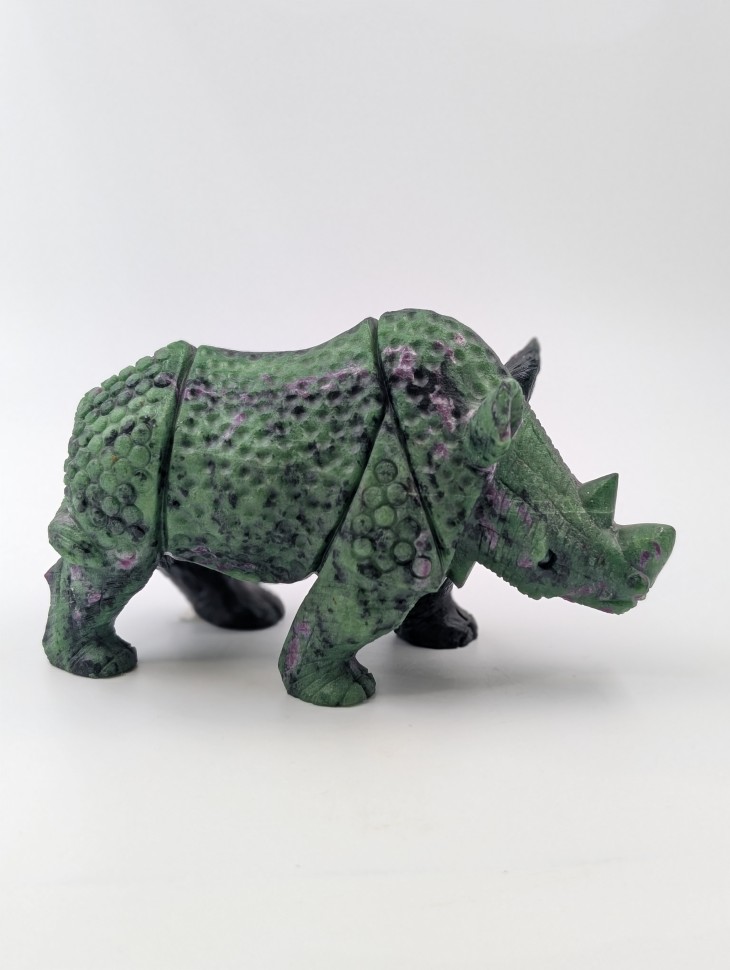 Носорог цоизит с корундом