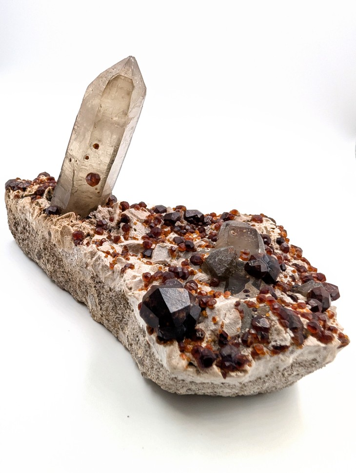 Гранат спессартин, дымчатый кварц на породе