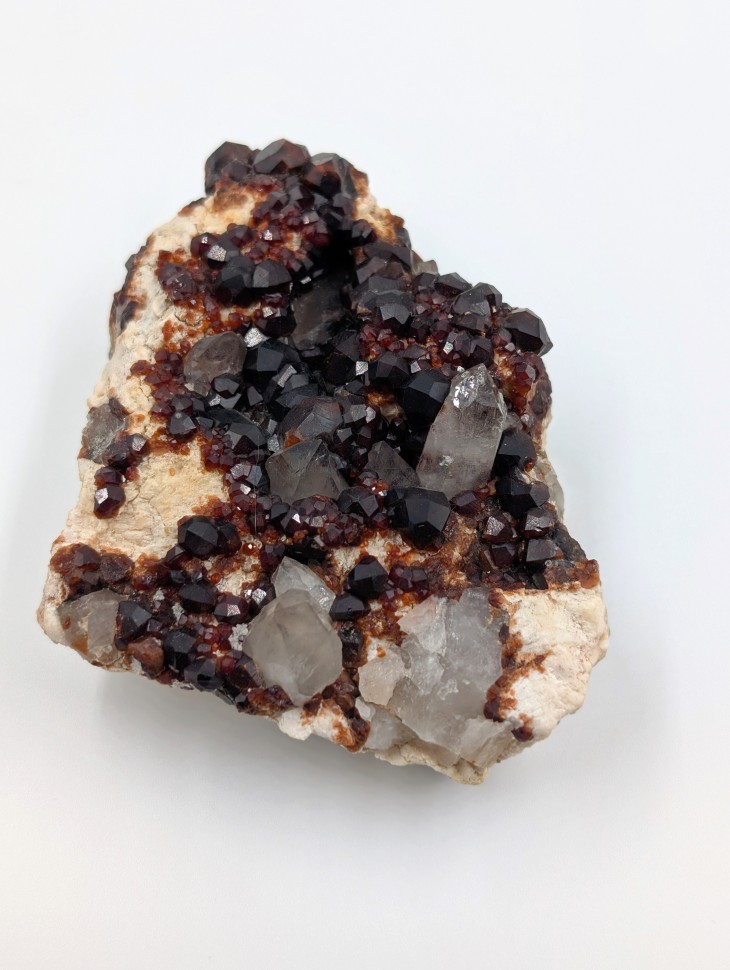 Гранат спессартин, дымчатый кварц на породе