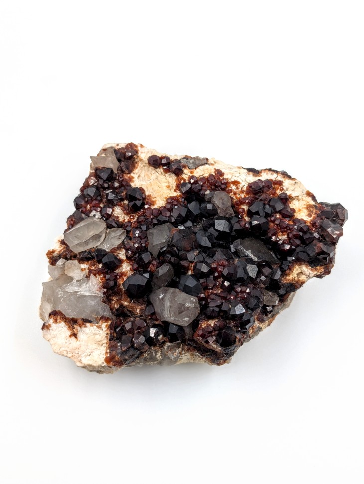 Гранат спессартин, дымчатый кварц на породе