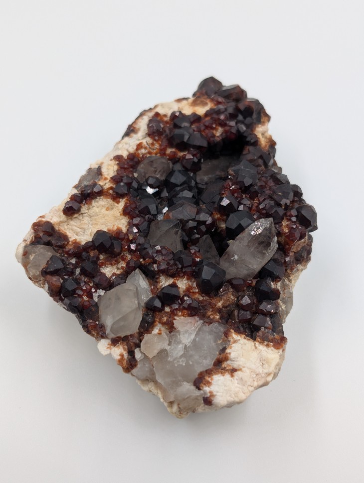 Гранат спессартин, дымчатый кварц на породе