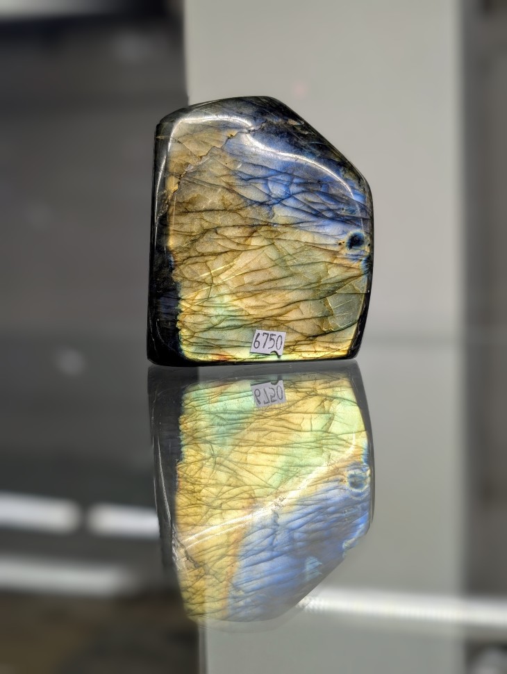 Лабрадорит штуф