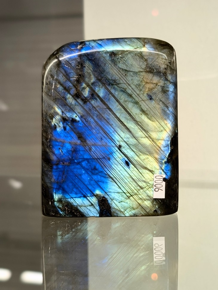 Лабрадорит штуф